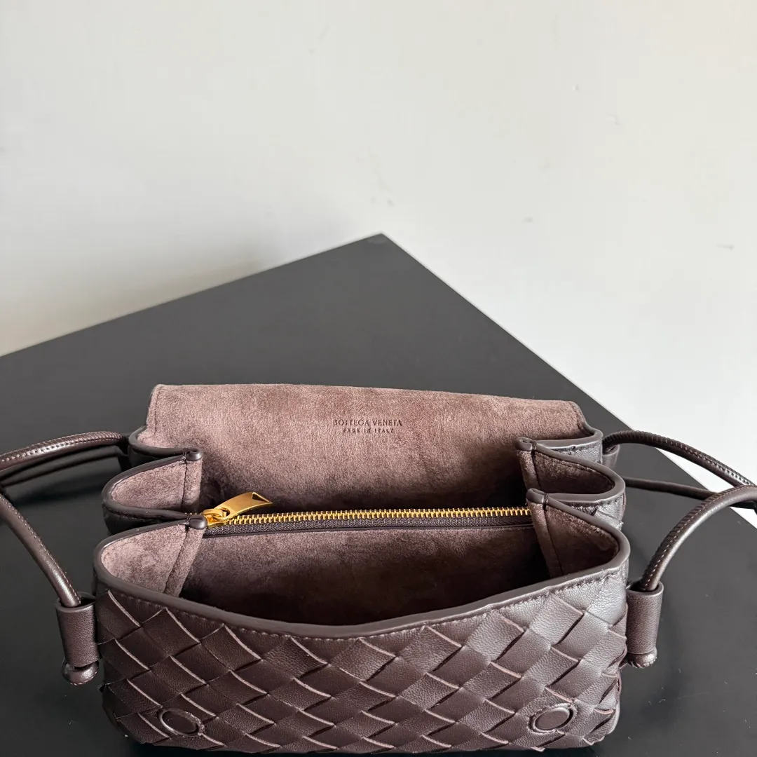 Batch 1680 Bottega Veneta’s new early spring products are here◍˃ᵕ˂◍ This super cute little bag captures my heart every time. This kind of simple little bag that can be carried on the back at any time is so convenient. The surprise of this Notturno clutch lies in the three independent spaces inside. Babies with a lot of belongings must be able to empathize with the tiredness of searching for items for a long time every time. This divided area design simply captures my heart. Style number: 843893 Size: 21*11*9cm Color: black brown